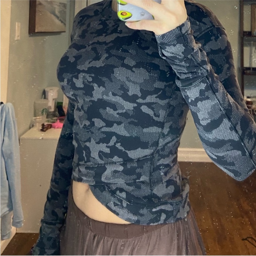 Lululemon Rulu Close to Crossing Top